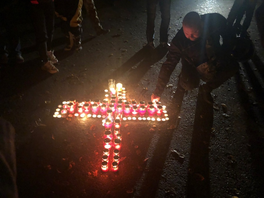 Зажженные свечи в память об ушедших братьях.