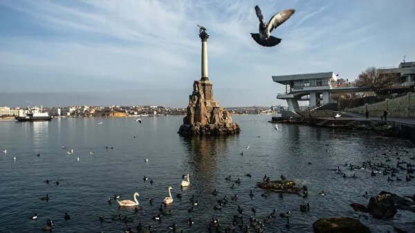 Председатель комитета крымского парламента по межнациональным отношениям Юрий Гемпель отметил, что Крым стал российским регионом "исходя из своих моральных, культурных и других убеждений".29 июня 2018, 18:41Крымчане рассказали, в какой стране им живется лучше"Возвращение было связано с идеологическими соображениями. Мы ментально, культурно и исторически привязаны к России", — цитирует его телеканал RT.Также политик напомнил, что присоединение к России поддержали практически все крымчане. Гемпель выразил уверенность, что в случае проведения повторного референдума они проголосовали бы так же.