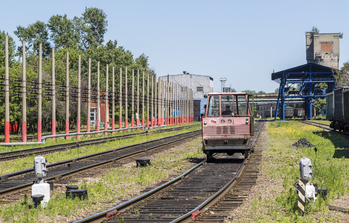 Станция Заводская. Серое здание по центру кадра на заднем плане - вагоноопрокидыватель