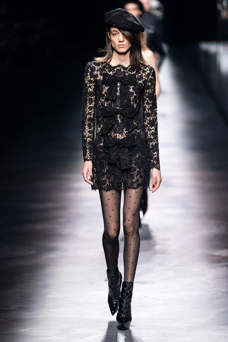  Показ осень-зима Saint Lauren в принципе был полностью в готическом стиле, пожалуй, самый насыщенный трендами модный показ.