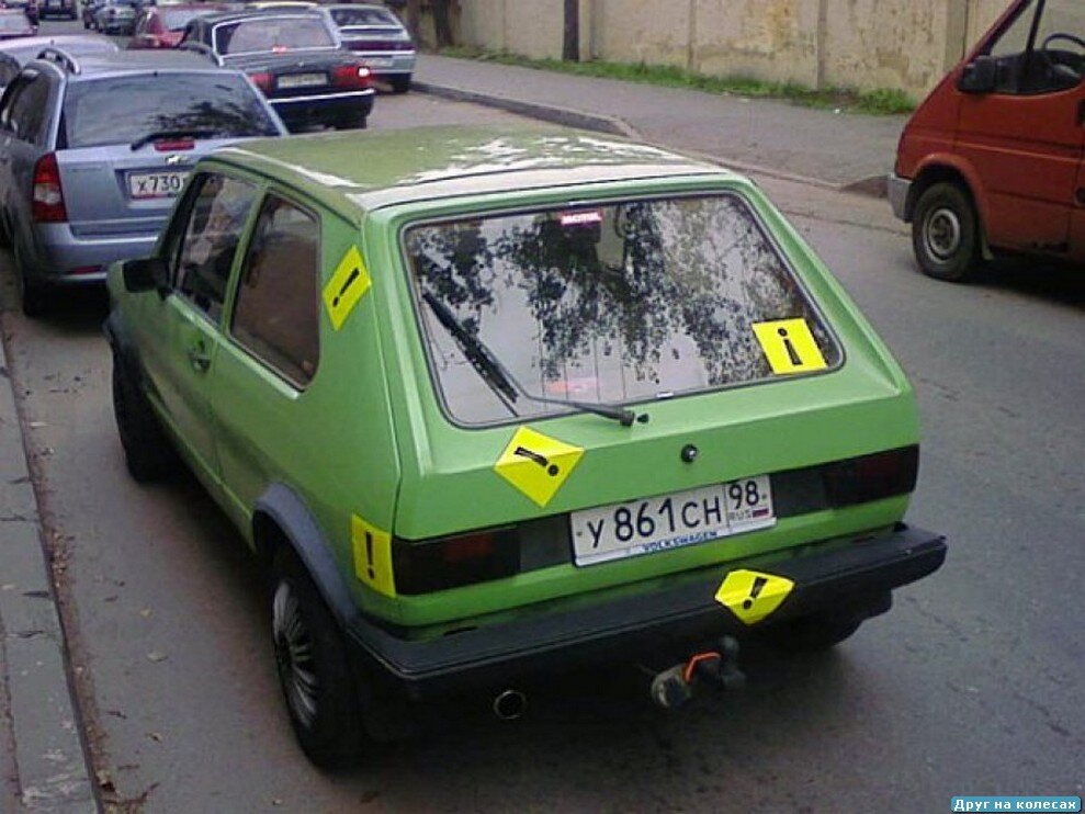 водитель. наклейки на авто новичок за рулем. начинающий водитель. женщина за рулем авто. авто для начинающих водителей.