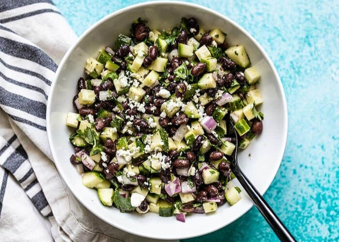 Свежий овощной салатик //изображение budgetbytes.com