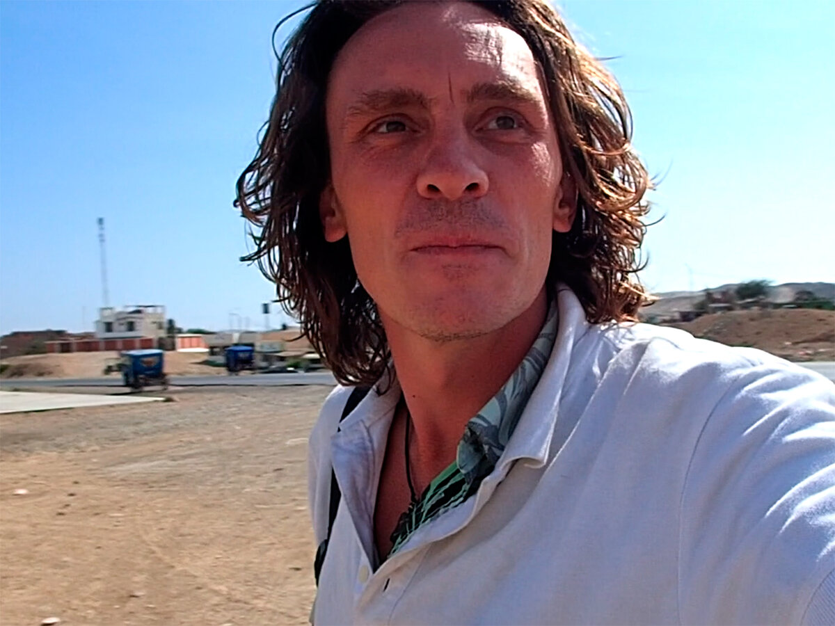 В автобусе морозил кондиционер, а теплые вещи были в багажном отсеке =) Поэтому надел то, что в рюкзаке было =)) Поло поверх рубашки 