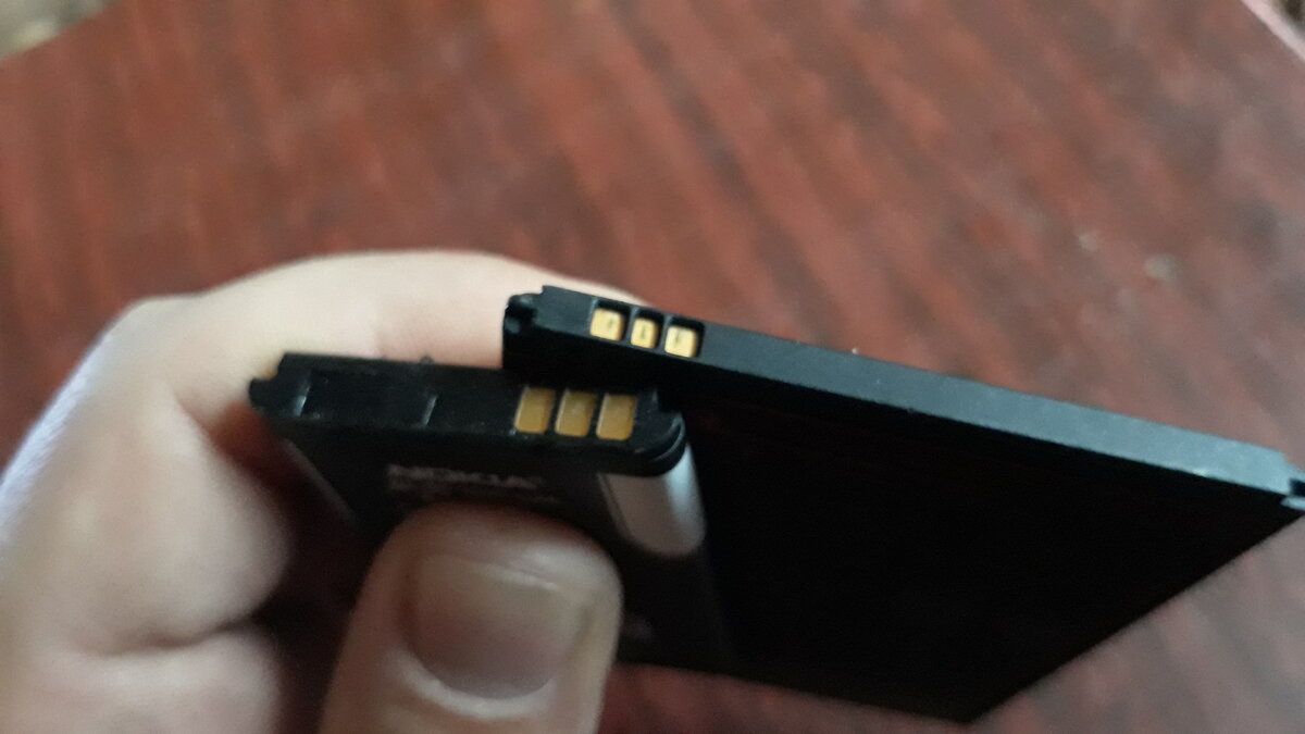 Позолоченные контакты на аккумуляторах от сотовых телефонов