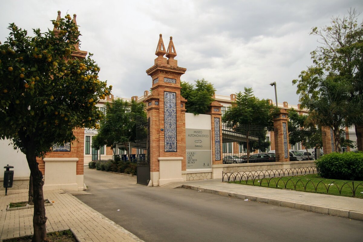 входная группа табачной фабрики в Малаге