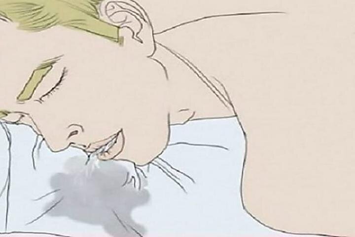 Почему взрослые люди ночью слюнями смачивают подушку: причины и их решение