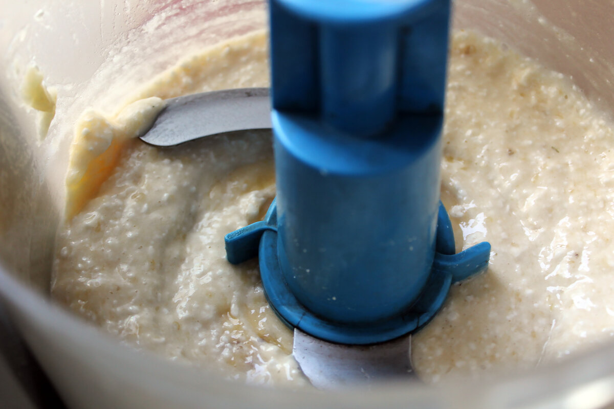 Для приготовления смузи можно использовать блендер или кухонный комбайн