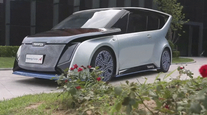 Hanergy Glory Solar Technology имеет три подобных автомобиля с солнечными батареями на крыше и капоте. Данная модель Solar A. Купили бы себе такую?:)
