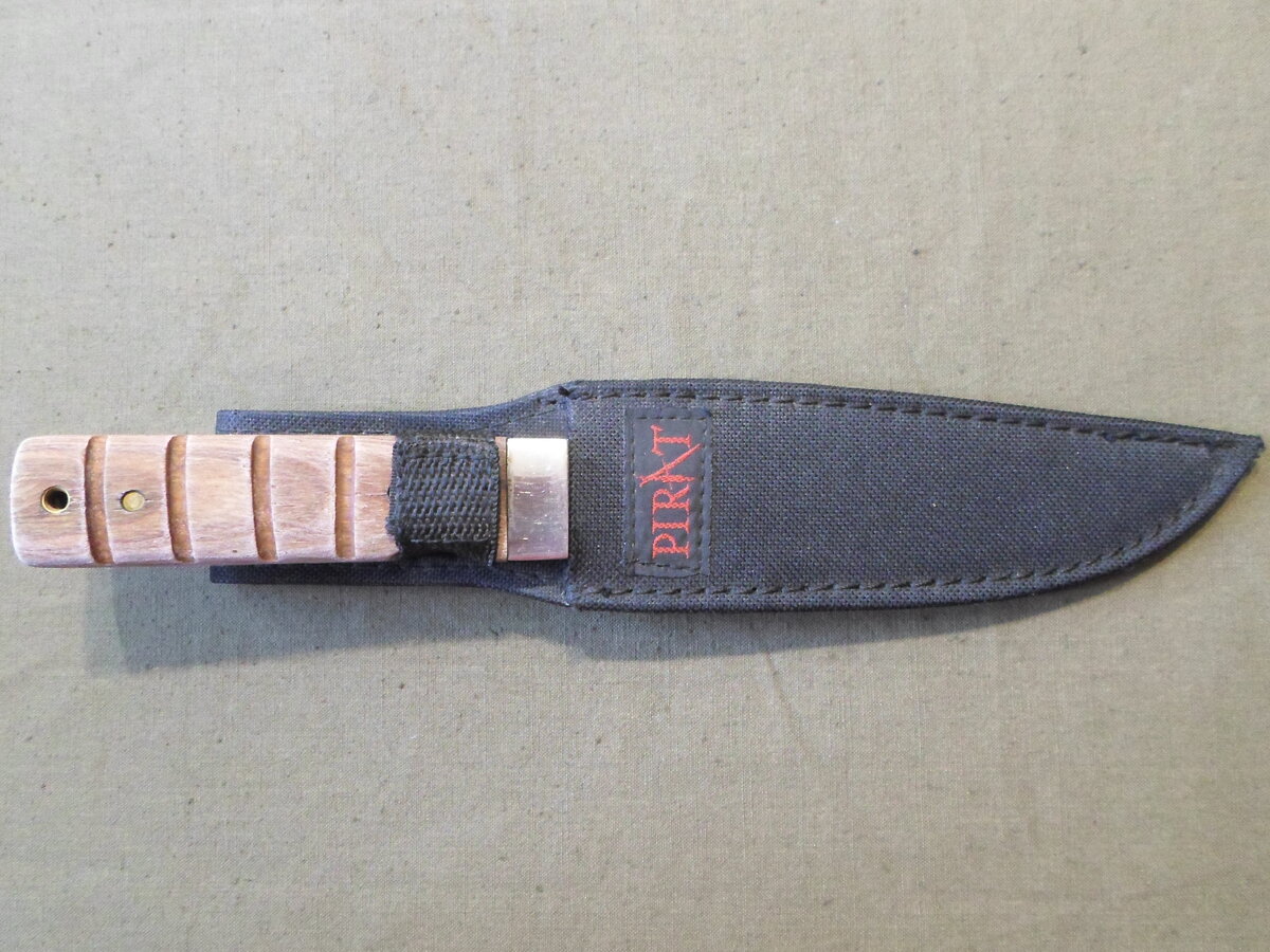 По прежнему сидит в ножнах плотно, даже липучка работает!