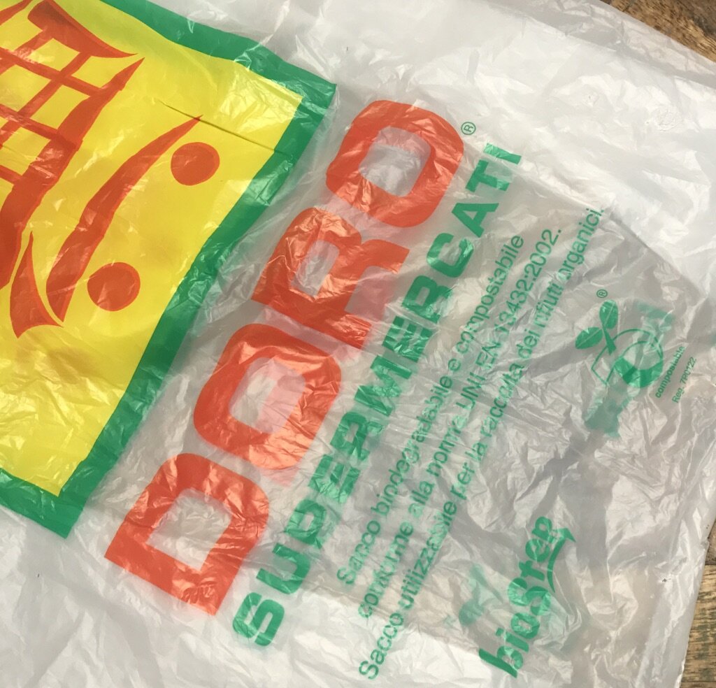 Надпись "Sacco biodegradabile e compostabile conforme alla Norma UNI EN 13432:2002".