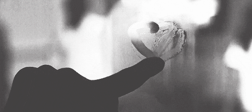  Часто показывают крупным планом и руки — как герой сжимает что-то, рисует, ломает или сжимает ладонь в кулак, впиваясь в неё ногтями до отчетливых следов. 