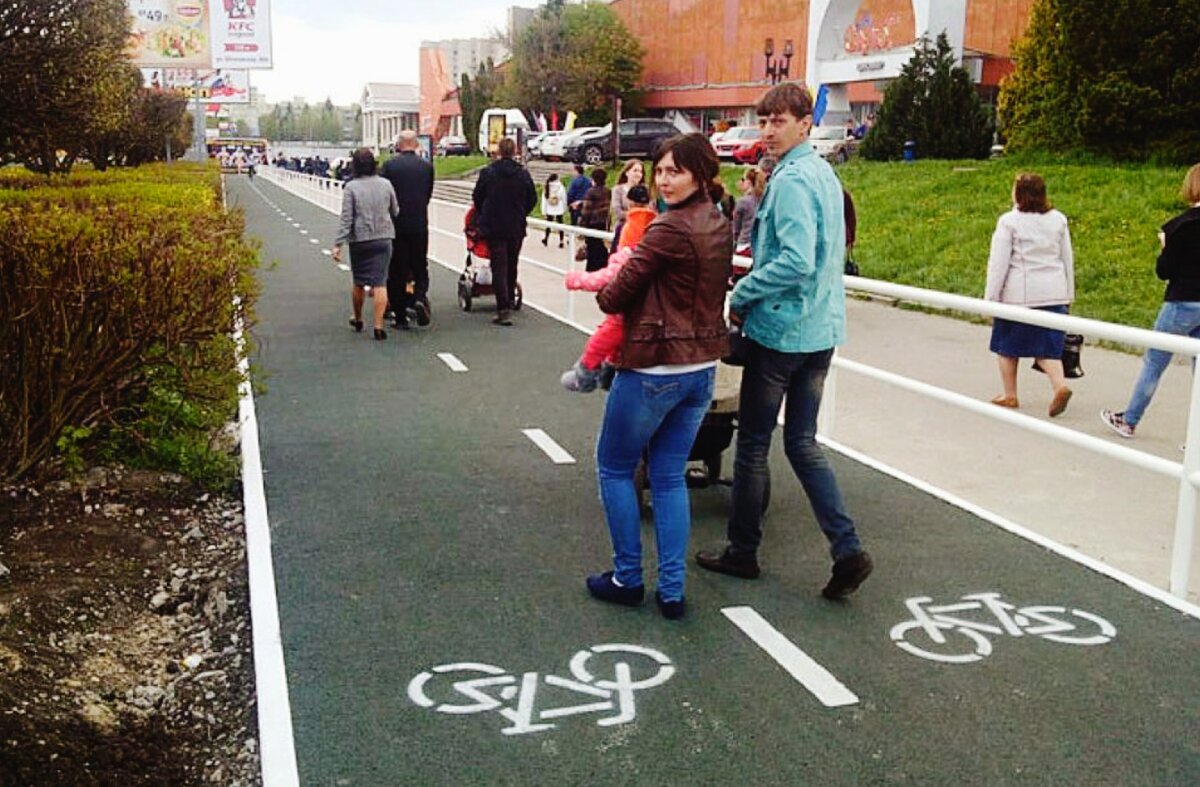 Нарушение ПДД, ходят по велосипедным дорожкам, наглые люди