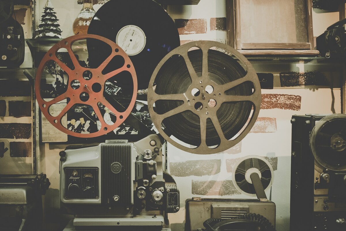 https://pixabay.com/photos/movie-reel-projector-film-cinema-918655/