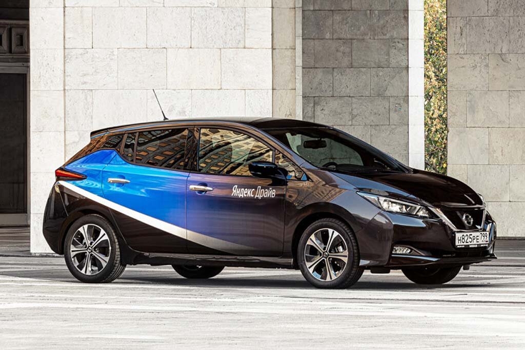 Столичный автопарк каршеринг-сервиса «Яндекс.Драйв» пополнился первыми электрокарами — компания приняла «на службу» сразу 30 экземпляров Nissan Leaf 2. Известно, что арендовать электрический хэтчбек могут только водители старше 26 лет и имеющие опыт вождения более 6 лет. Взять машину напрокат можно на 30, 60 или 90 минут. В будущем также заработает и тариф «Фикс», в котором пользователю необходимо будет указать конечную точку маршрута, при этом машину можно будет арендовать только если у нее будет достаточный для такой поездки заряд батареи. Данное ограничение сделано для того, чтобы клиентам не пришлось волноваться о необходимости подзарядки. Фото autostat.ru Заметим, что московским пользователям сервиса «Яндекс.Драйв» предложены электрокары Ниссан Лиф в базовой комплектации, то есть с батареей емкостью 40 кВтч. При полном заряде последней пятидверка способна проехать до 270 км (по циклу WLTP), хотя в реальных условиях эксплуатации данных показатель несколько меньше (по измерениям «Авторевю» получилось около 170 км). Арендовавший электрокар клиент может пользоваться им как и любыми другими машинами «Яндекс.Драйва», однако завершить поездку он обязан внутри Садового кольца или в ряде оговоренных районах Москвы (между Садовым и Третьим транспортным кольцом). Такое условие необходимо соблюсти, чтобы сотрудники компании смогли забрать хэтчбек и доехать на нем до зарядной станции. Техническим обслуживанием электрических хэтчбеков для каршеринга займется официальный дилер Nissan в России — компания Major. Стоит также отметить, что новый Leaf официально у нас в стране не продается, хотя такие планы в представительстве имеются. Источник: https://www.allcarz.ru/leaf-yandex-drive/ @ allcarz.ru