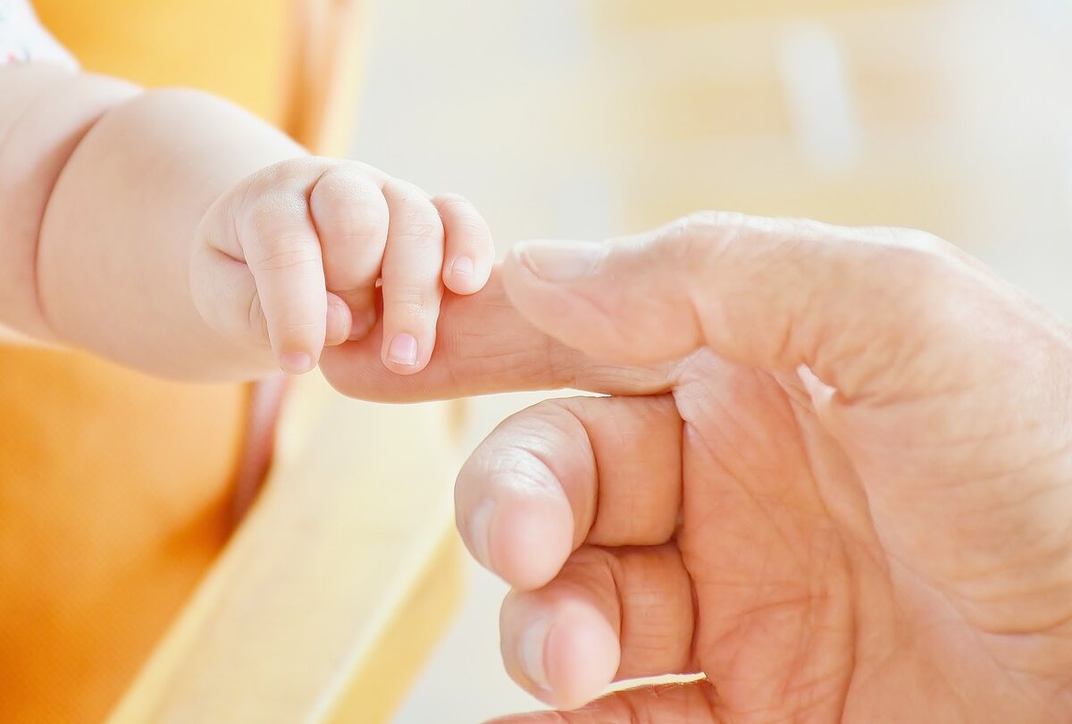 https://cdn.pixabay.com/photo/2017/06/18/18/39/baby-2416718_1280.jpg