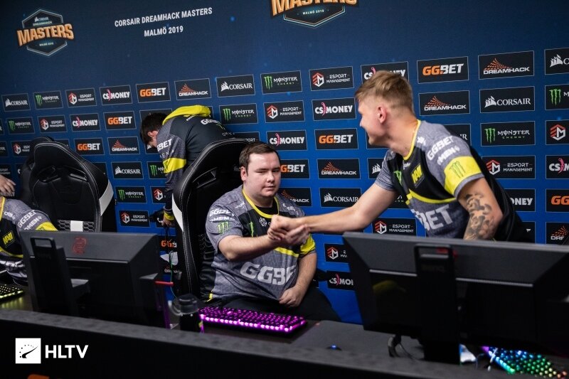 Автор: Striker 
Взято с HLTV

Striker: Как ты думаешь, в тот момент, когда ты приходил в команду, ты знал, что с FaZe ничего не получится, и что обеим сторонам лучше расстаться в будущем?

GuardiaN: Я ждал этого момента долгое время. В прошлом году мы просто меняли игроков, и я знал, что это произойдёт, что команде потребуется больше изменений, чем одно. У меня нет каких-либо чувств в отношении кого-то в команде или чего-либо ещё, я думаю, что все будут счастливы, вот и всё, что я хочу сказать. Я просто признал тот факт, что всем нужны перемены, потому что прошедший год был просто пустой тратой времени, я бы назвал это огромной тратой времени, путешествуя на мероприятия с заменами, путешествуя на турниры, где иногда нет NiKo, как в Сиднее. Я думаю, что мы просто потратили год игры, поэтому я надеюсь, что все будут счастливы, я желаю им удачи и надеюсь, что это сработает в лучшую сторону и для меня.

Striker: С твоим вступлением в Na`Vi казалось, что дела идут довольно быстро, это был очевидный выбор для тебя или были другие предложения, которые ты рассматривал?

GuardiaN: У меня было несколько предложений просто собрать команду с игроками, которых я не хочу упоминать, потому что они до сих пор не объявлены. У меня было два или три предложения, кроме Na`Vi, а затем я получил сообщение от Na`Vi, что вся команда ждёт меня, и вот как это произошло. Да, после того, как я получил их предложение, было просто очевидно, что это будет моим приоритетом номер один. Русский язык иногда удобнее английского. С английским у меня нет проблем, но я думаю, что общение на русском было бы намного проще, чем играть в FaZe для меня. Для меня это был лучший вариант.

Striker: После вашего ухода в 2017-м году, между вами и s1mple произошёл конфликт. Удалось ли тебе восстановить отношения с тех пор?

GuardiaN: Я вообще не считаю, что мы тогда поссорились. Люди на самом деле не знают, что случилось и почему я покинул Na`Vi, поэтому они просто пытались сказать, что между нами были разногласия, но вне игры мы всегда были друзьями, мы всегда разговаривали, если встречались. Речь идёт не о вещах вне игры, это было всё внутри игры, и все учатся на своих ошибках, все взрослеют, так что нечего злиться или рвать отношения друг с другом.


Striker: Насколько отличаются Na`Vi по сравнению с прошлым разом, когда ты там играл, когда ушёл Zeus? Boombl4 и Electronic стали для тебя новыми товарищами по команде?

GuardiaN: Из первоначальной команды тут есть только один игрок, это flamie. Это если я не считаю s1mple, так как он пришёл намного позже.

Конечно, они совершенно разные, совершенно разные личности и молодые игроки. Я вижу, что все мотивированы, и я вижу огонь в их глазах, чтобы играть в Counter-Strike, так что это очень хорошо. Я счастлив быть в этой команде.

Striker: Чем твоя позиция в команде Na'Vi отличается от FaZe, она более суровая?

GuardiaN: Конечно, подготовка и всё вокруг организации тут более строже, чем в FaZe Clan. В FaZe это была более индивидуальная, весёлая подготовка. У нас были строгие буткемпы, но, кроме того, мы могли делать всё, что хотели. В Na`Vi более сильное стремление сделать нас более профессиональными вне и внутри игры.

Striker: А как насчёт роли с AWP?

GuardiaN: Как снайпер в новой команде, у меня больше свободы на карте, поэтому я чувствую себя намного лучше, чем в FaZe. В последнее время я не чувствовал себя настолько свободным, последние полгода я не чувствовал, что могу делать всё, что захочу. Мы тренировались, у нас был буткемп с Na'Vi, и я мог просто бегать по карте и делать всё, что хотел, так что это было хорошо, это было действительно весело.

Striker: Расскажи мне о вашей группе здесь. Вы уже победили North, и вы уже знаете, что будете играть против OpTic после того, как они победили Liquid. Что ты думаешь о своих шансах, когда тут так много других команд, которые пришли на турнир после изменений, как и вы?

GuardiaN: Трудно сказать, у нас было всего четыре дня буткемпа и один или два дня после. Я не знаю, насколько мы подготовлены, но мы пришли сюда с поставленной целью, что мы сделаем всё возможное, чтобы достичь здесь самого высокого места. Если это не сработает, нам не будет грустно, мы просто будем усерднее работать. Что касается группы, я не знаю, какие у нас есть ещё команды, но я знаю, что мы будем играть c OpTic далее. Это будет тяжелая игра, OpTic неплохая команда, я думаю, что они принадлежат к лучшим командам, потому что у них есть MSL, и он знает, как коллить в игре, так что всё может случиться. Это будет зависеть от индивидуальных навыков и от того, насколько подготовлена команда, так что посмотрим.
