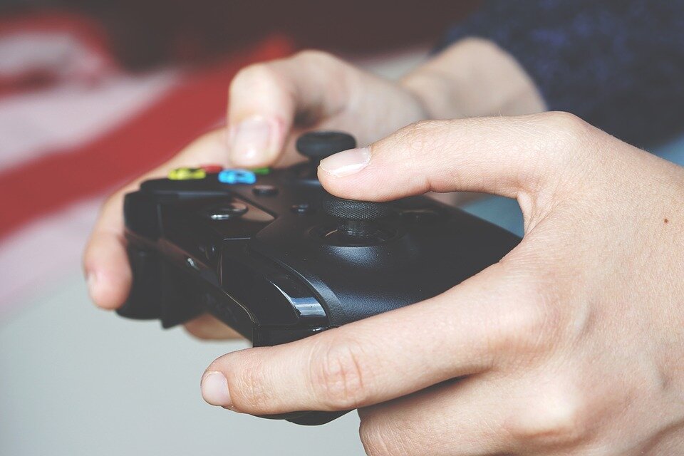 https://cdn.pixabay.com/photo/2016/07/30/15/38/gaming-1557358_960_720.jpg