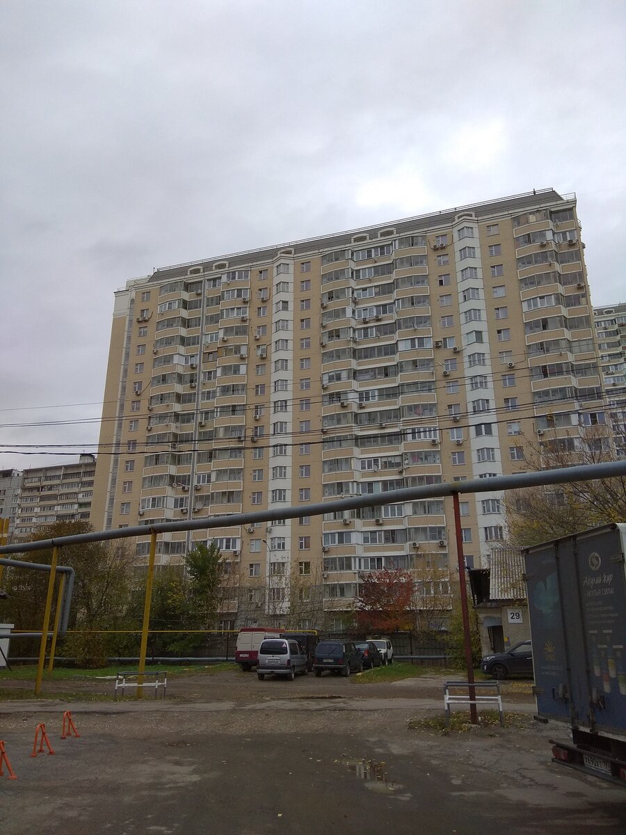 Посмотрите на крыши домов в городе - герое: Вы видите хоть одну антенну???