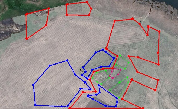 Красным отмечены места поисков, синим отмечено места повышенной замусоренности, где поиск вести невозможно. Зеленым отмечены места повышенной плотности находок, сиреневым - место на карте явно выделяется, а находок не очень много. 