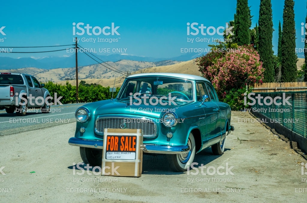 https://www.istockphoto.com/ru/%D1%84%D0%BE%D1%82%D0%BE/old-car-on-the-roadside-sale-of-used-cars-in-the-usa-gm870947538-243322357