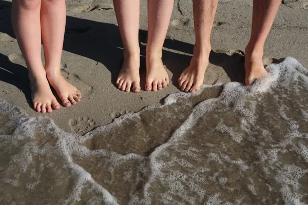 https://cdn.pixabay.com/photo/2015/08/27/18/32/beach-910969_960_720.jpg