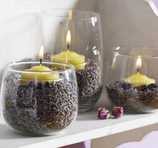 С цветочками лаванды получатся очень ароматные свечи