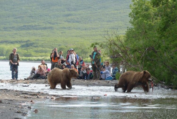 Туристы на Курильском озере