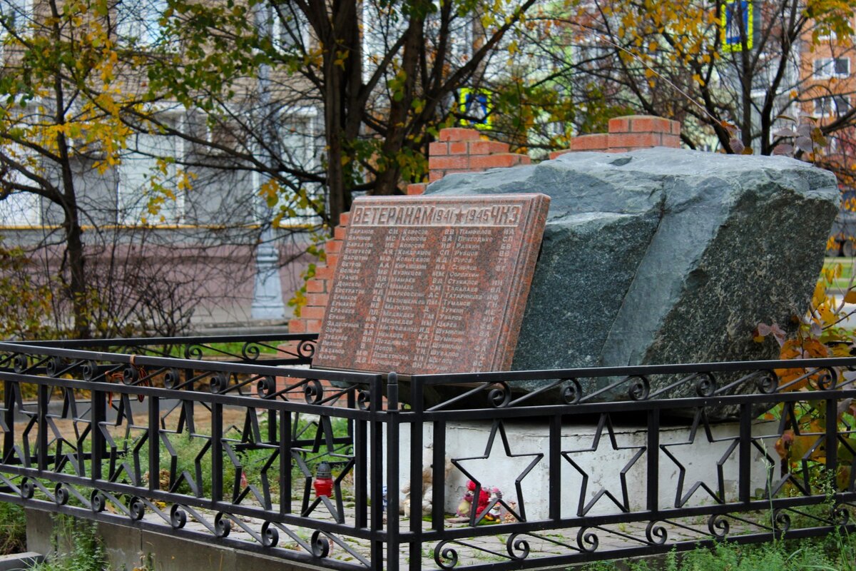Фото 2. Памятник погибшим рабочим Черёмушкинского кирпичного завода им. Якунчикова. Установлен в Москве в 2005 году на пересечении улиц Новочеремушкинская и Дмитрия Ульянова.
(фото: Смирнов Пётр, 9 лет, ученик 3 класса «А» ГБОУ Школа №1534)
