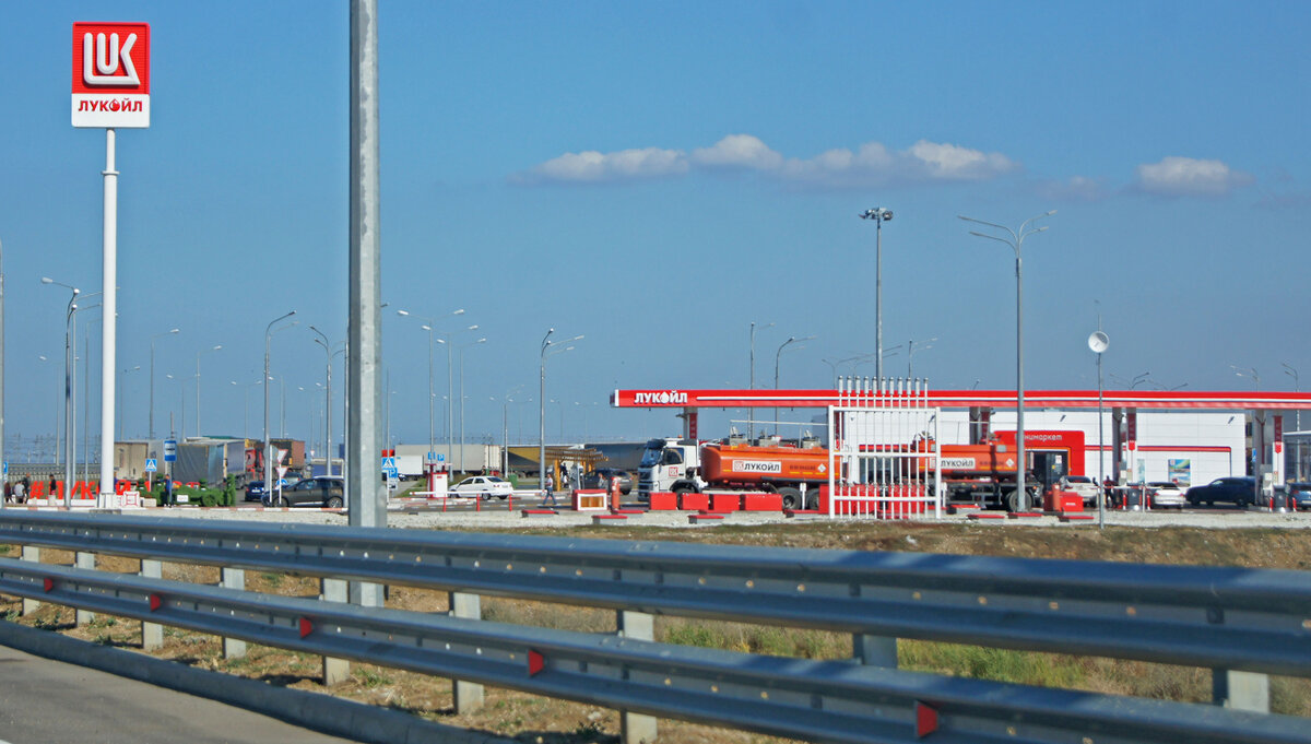 Заправка по дороге от моста на материк.