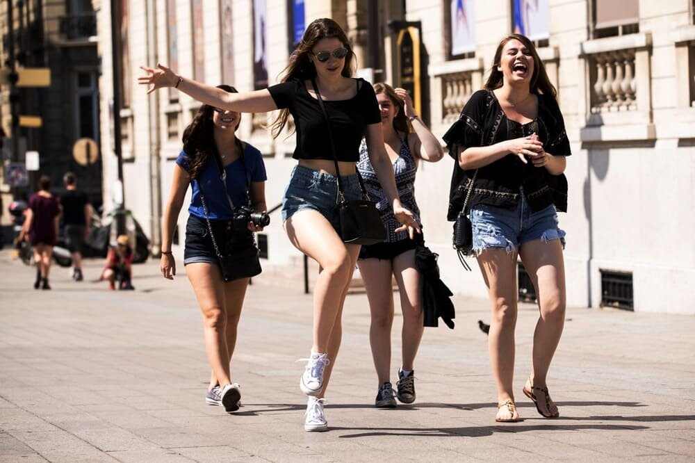 Толпа эскортниц. Франция люди. Современная Франция люди. Девушка гуляет. Американские девушки на улице.