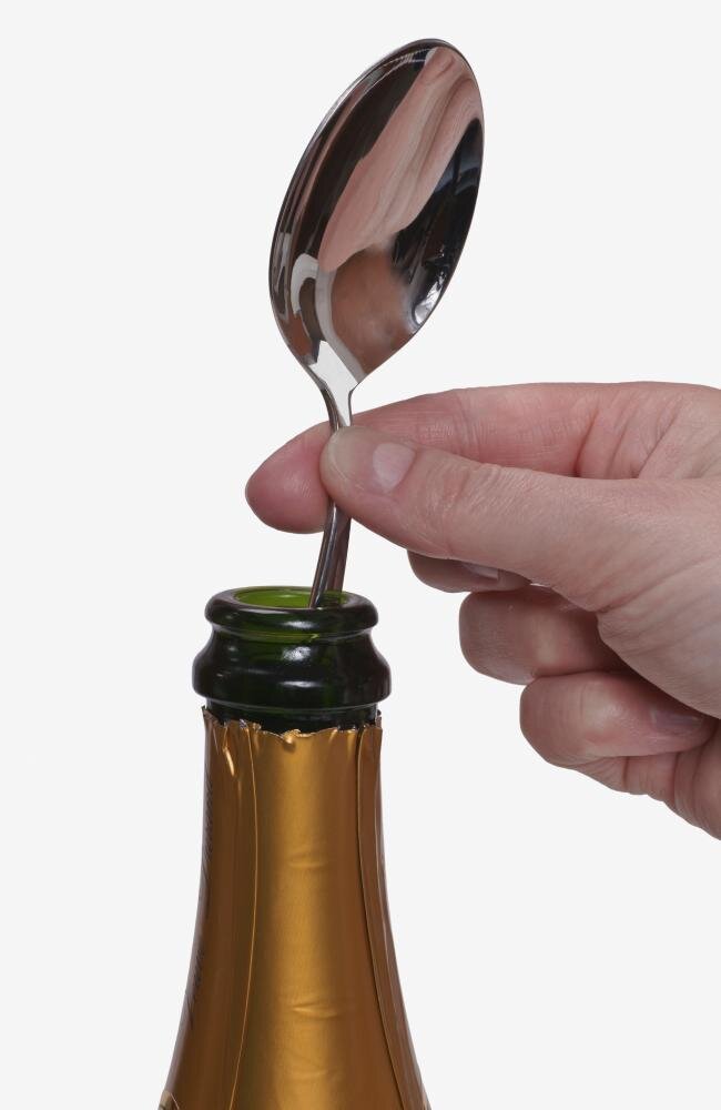 Мы все видели, как кто-то кладет чайную ложку в бутылку шампанского в попытке сохранить ее свежей. Но действительно ли это работает?