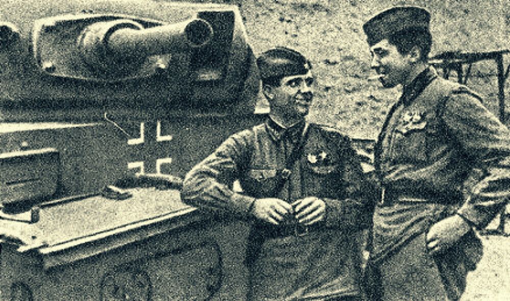 Два Героя Советского Союза: старший лейтенант И. И. Корольков (слева) и младший лейтенант К. И. Савельев во время Сталинградской битвы. Осень 1942 г.