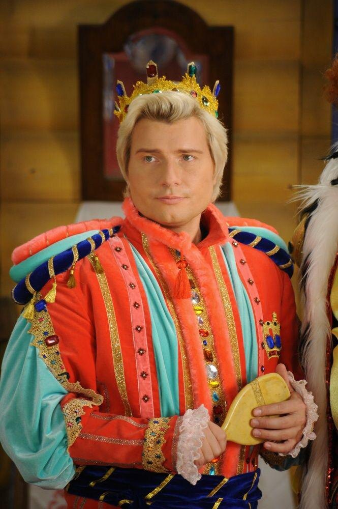 Изображение взято из открытых источников. Сам принц Басков собственной персоны. Наверняка, Вы  помните ремейк на сказку "Морозко"?  Плохим не назвать, много там звезд снимается, но куда же без "золотого голоса"?