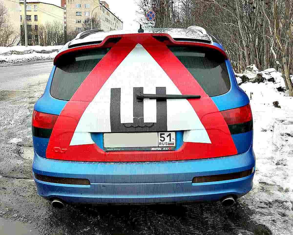 Audi Q7 с огромным знаком "Ш" на всю заднюю часть авто