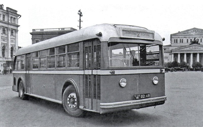 Автобус НАТИ-А на площади Свердлова, 1940 год.