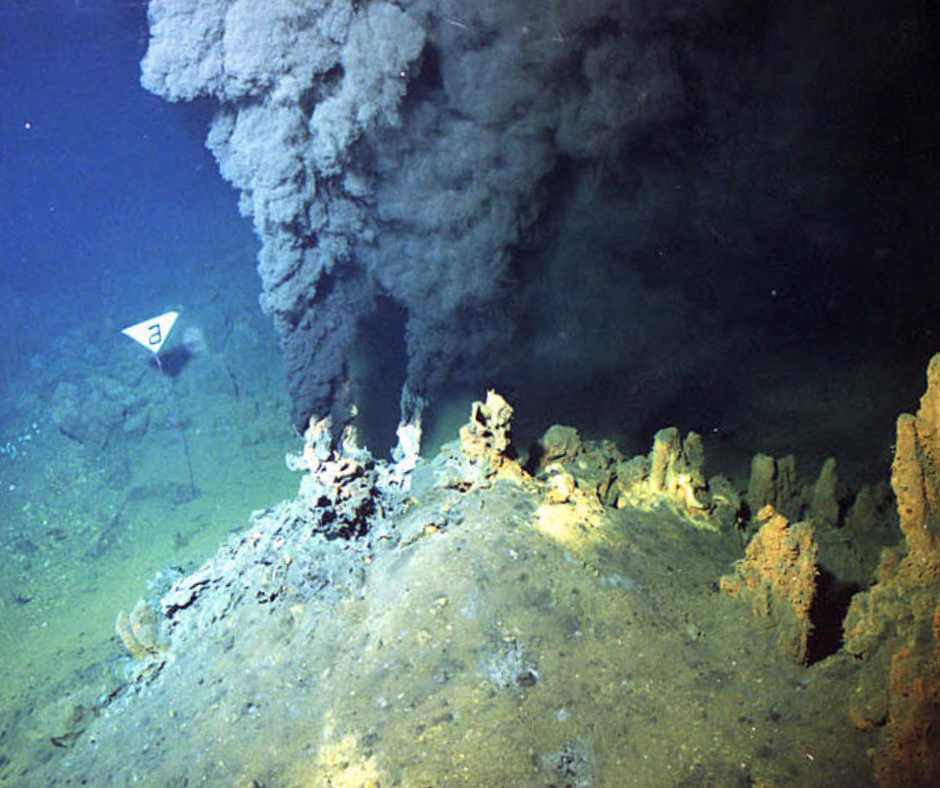 Черные курильщики океана. Подводный вулкан в Марианской впадине. Тихий океан гидротермальные источники. Гидротермальные источники черные курильщики. Черные курильщики Марианская впадина.