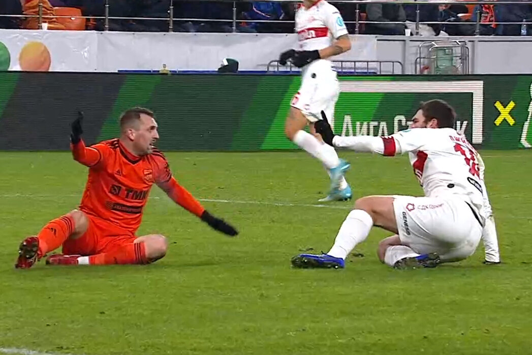 Кухарчик упал в штрафной Спартака. Скриншот трансляции