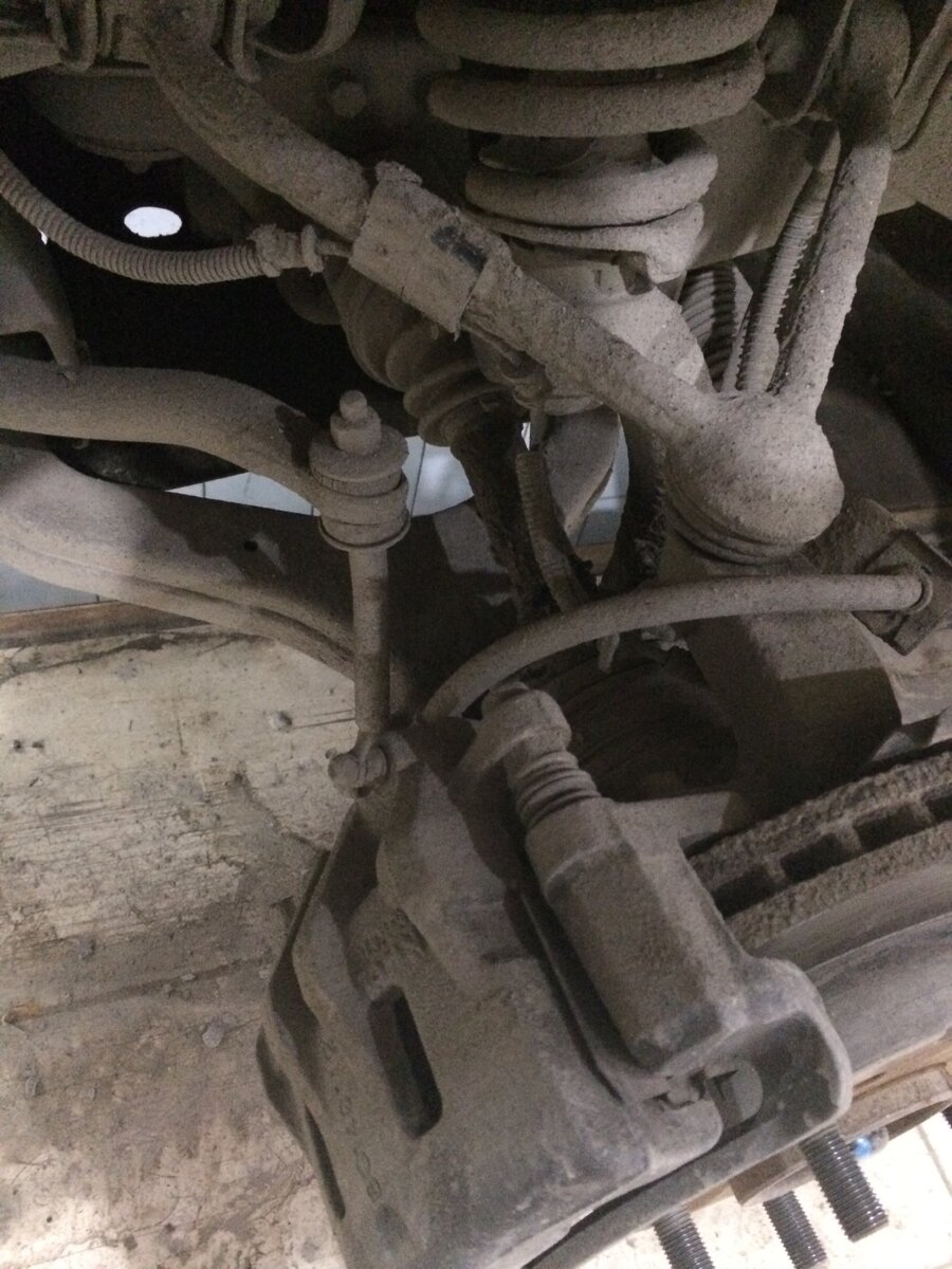 Старый убитый, смазкой все вокруг забрызгал.