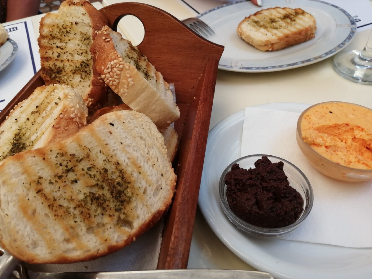 Обед в критской таверне. фото Света Давыдова 