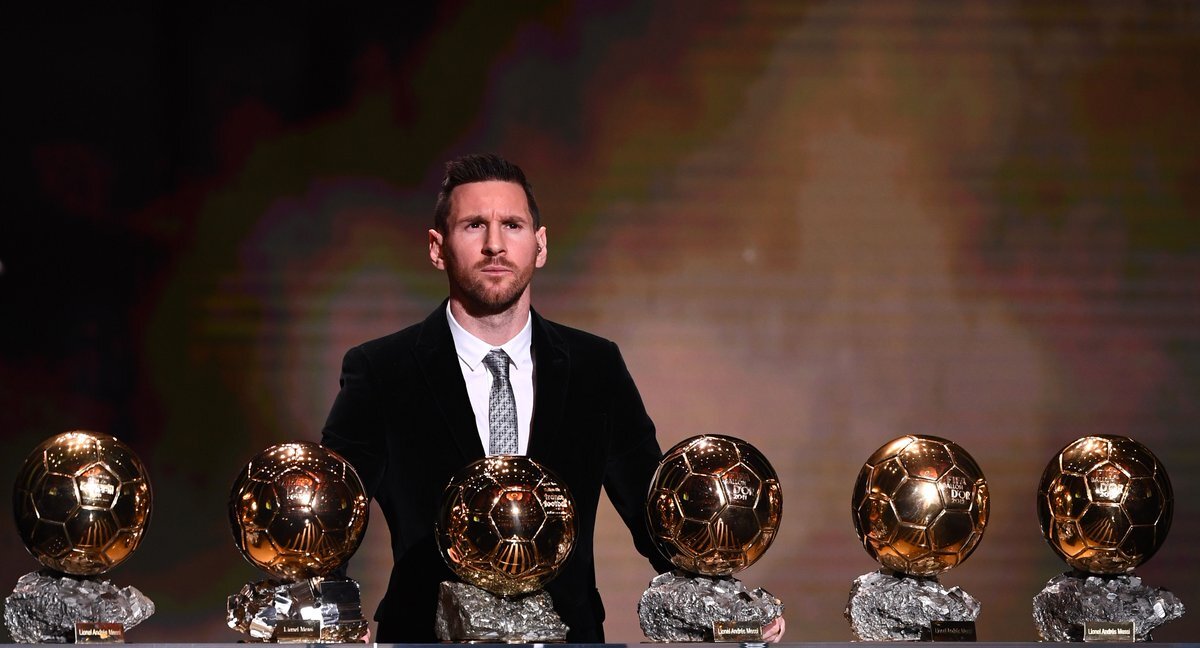 Вечером, 2 декабря 2019 года, Лионель Месси был удостоен награды "Золотой мяч", которая вручается лучшему футболисту года. Этот "Золотой мяч" у аргентинца рекордный - у него их теперь шесть.