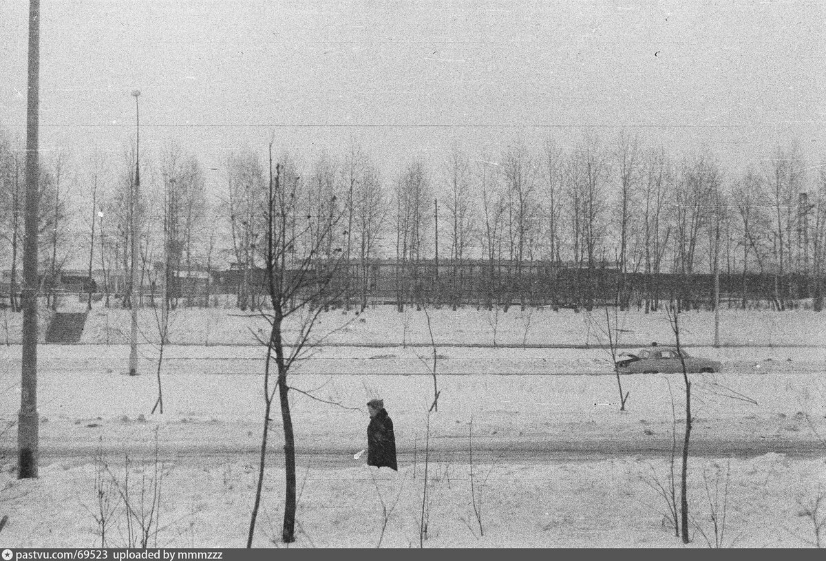 Сначала как всегда архивные фото. Вот вдалеке видна платформа "Дегунино". Это 1973-74 год, когда платформа только-только появилась. Наверно именно поэтому автор снимка и сделал это историческое уже теперь фото.

