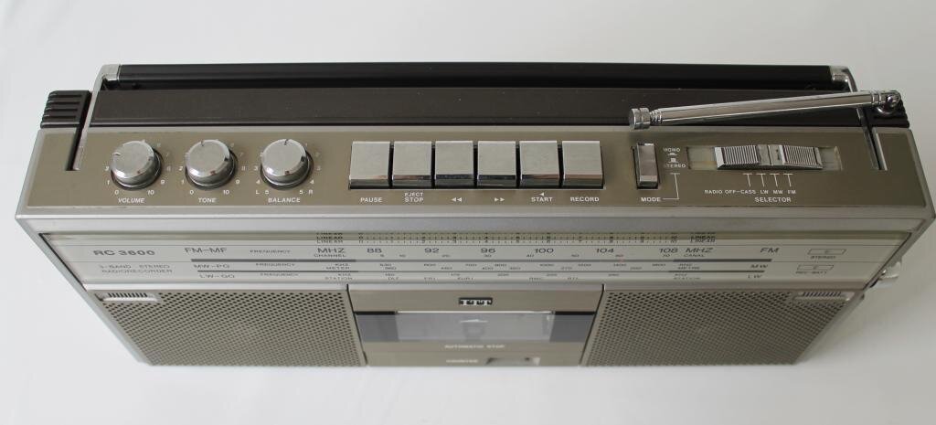 Органы управления магнитолы ITT - RC 3600, прием УКВ ведется на телескопическую антенну