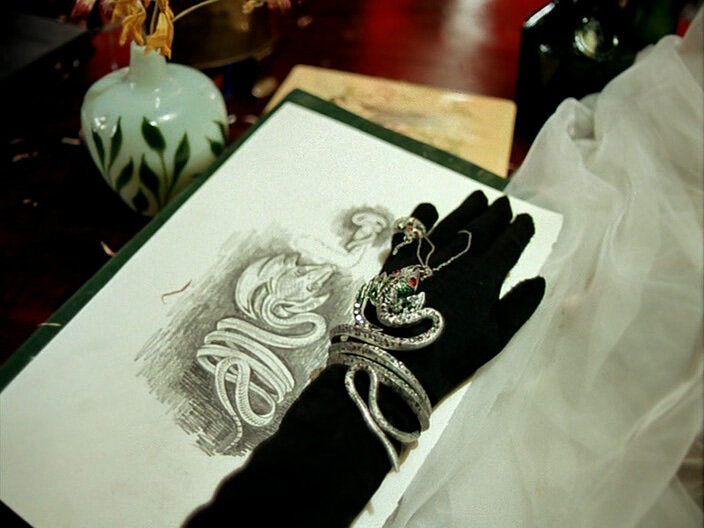 Авторы воспроизвели эстетику Ар Нуво (Серебряного века) в каждой детали. Например, это - напоминание о браслете Сары Бернар, созданном Жоржем Фуке...