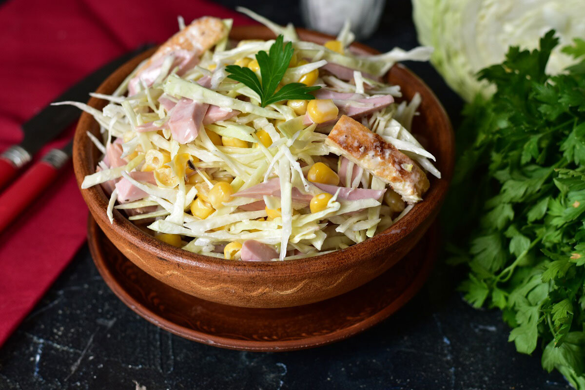 салат капуста ветчина сухарики. салат из пекинской капусты с ветчиной и сухариками. салат пекинская капуста ветчина кукуруза сухарики. салат из пекинской капусты с кукурузой и ветчиной и сухариками. салат с пекинской капустой и кукурузой сухариками.