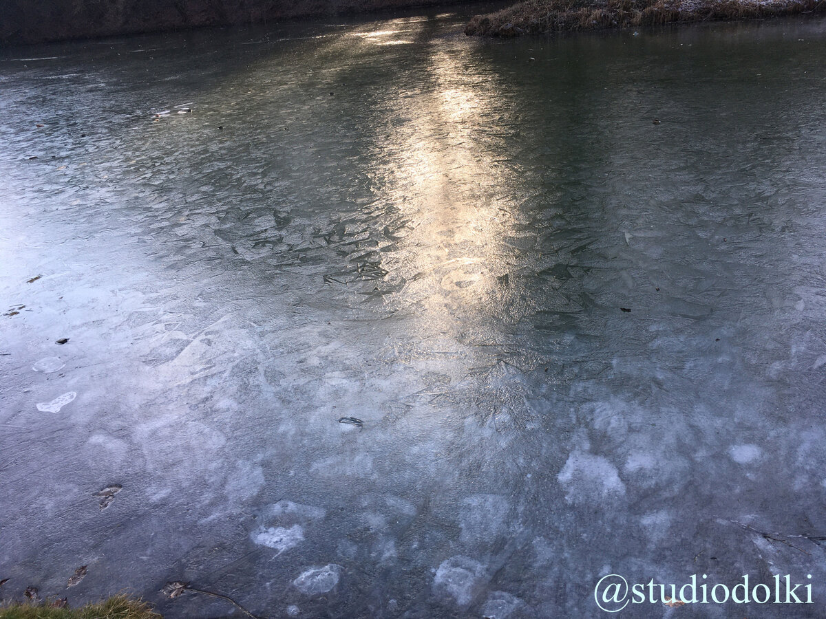 Возле берега, где мелко, какие-то белые вкрапления, а дальше на глубине прозрачный узорный лед