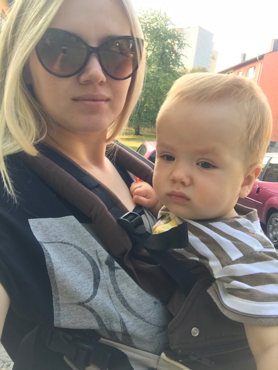 Идеальный вариант-надела очки, и отколете знает, что под ними мешки и синяки