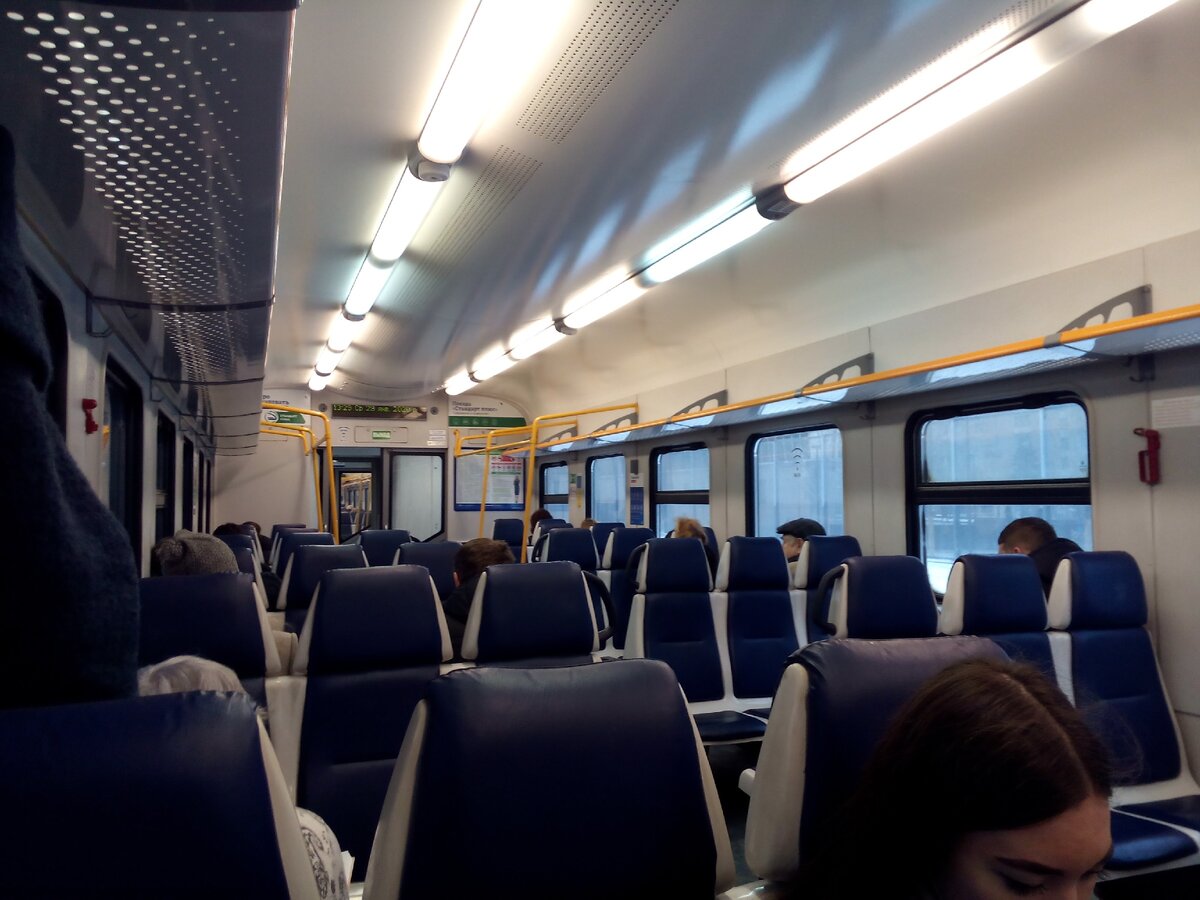 Несмотря на то, что современные электрички достаточно комфортны, ездить в них по несколько часов каждый день - довольно утомительно