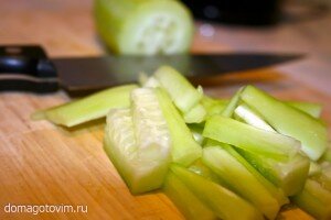 «Огурцы вымыть, очистить от кожицы и нарезать мелкой соломкой или натереть на крупной терке»  Моем, чистим — это полезно, ведь именно в кожуре огурца скапливается  вся химия, которой питают овощи на грядках. Я предпочитаю резаные овощи,  так как тертые на терке — это уже каша какая-то.