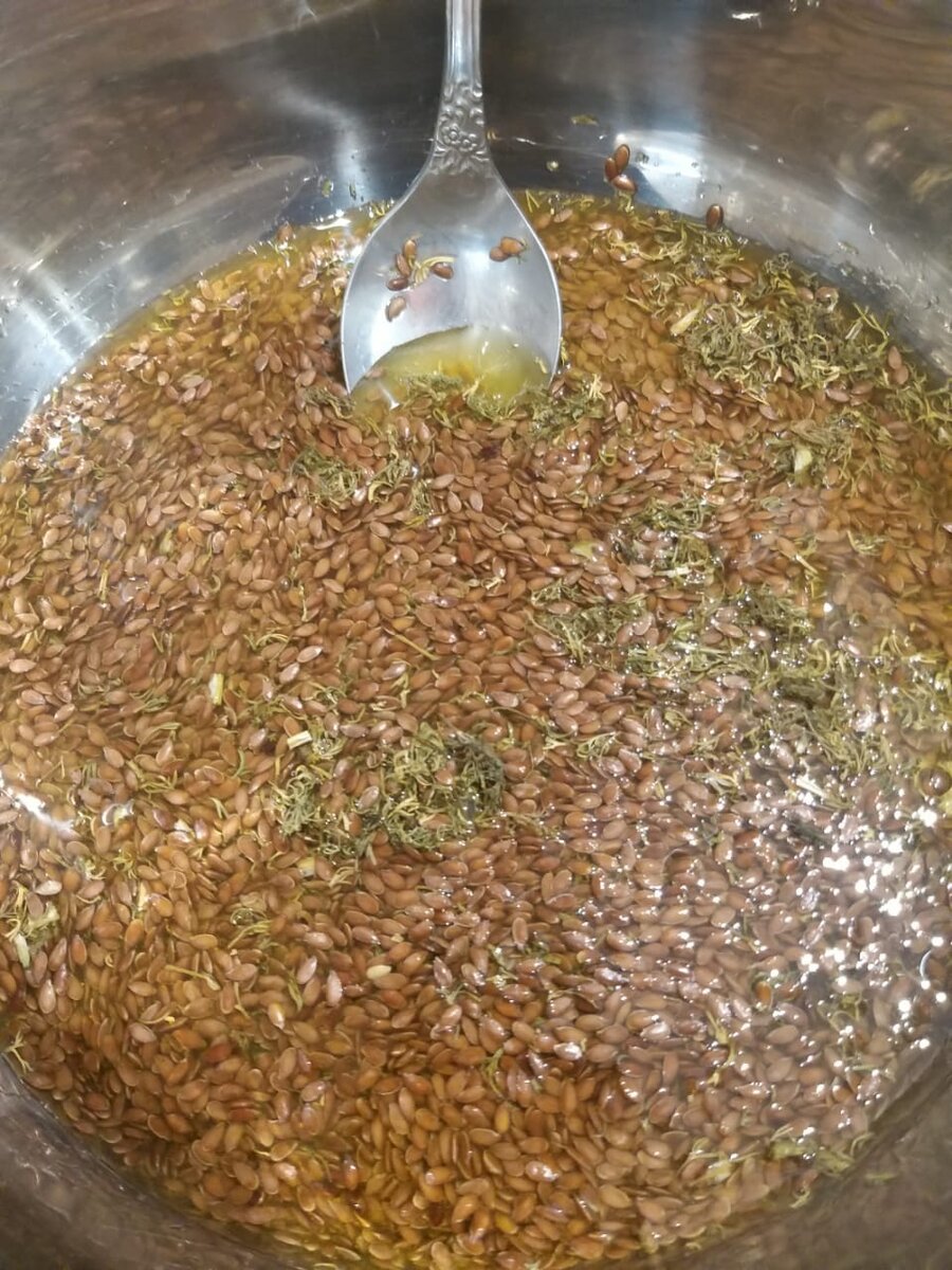 Смешали семена льна, воду, специи и соль.