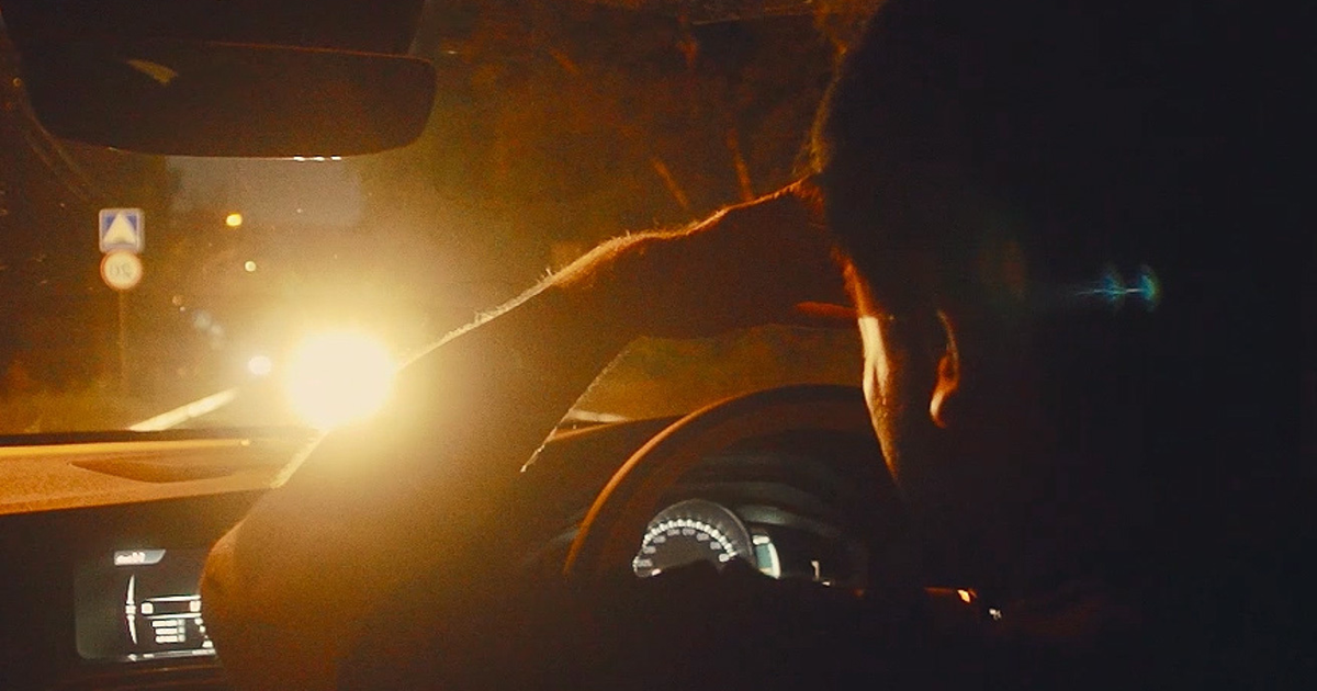 ослепление глаз флешкой. свет фар автомобиля. ночью на трассе. фонарь от ослепления встречным транспортом. ослепление флешкой.